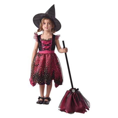 Enfant portant un déguisement de sorcière