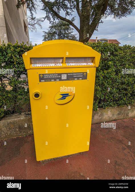Boîtes aux lettres de classe et boîte jaune