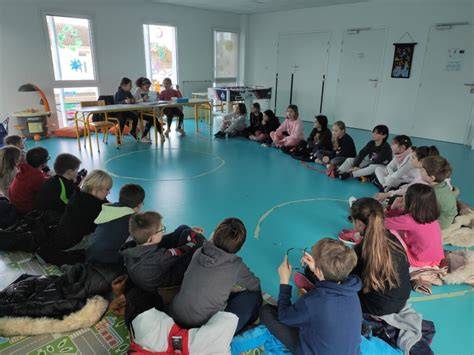 Élèves en cercle pendant un conseil coopératif