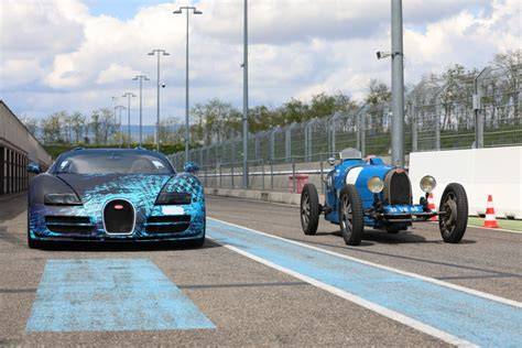 Bugatti Type 35 et Veyron sur circuit