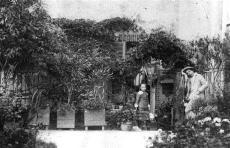 Colette enfant dans un jardin familial