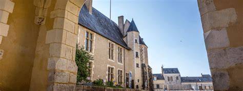 Château des Stuarts et monument de l’Auld Alliance