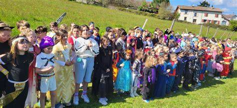 Élèves déguisés pour carnaval scolaire
