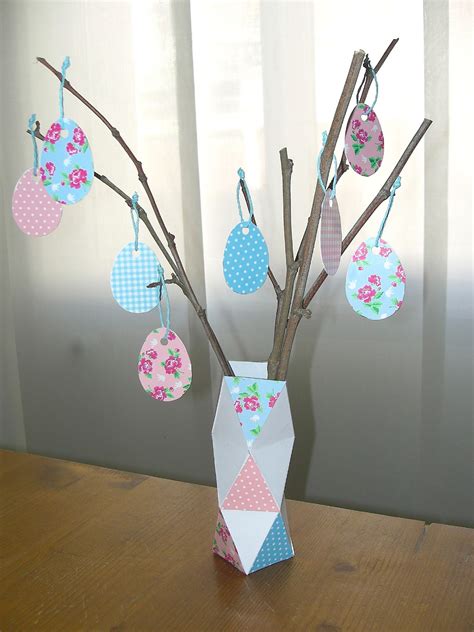 arbre de Pâques branches vase œufs