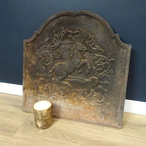 Plaque de cheminée ancienne en fonte décor relief