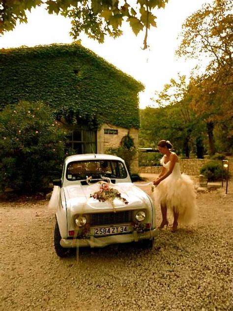 Renault 4L décorée devant mairie mariage