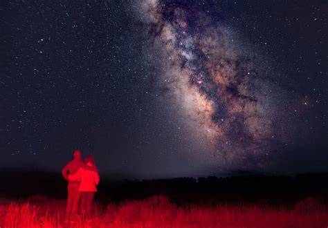 couple observant les étoiles Saint-Valentin