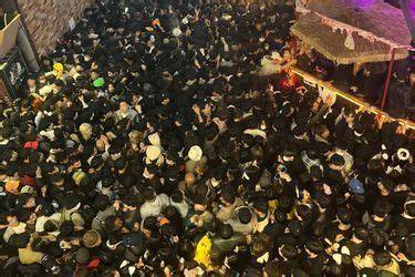 Foule dans les ruelles d’Itaewon à Séoul