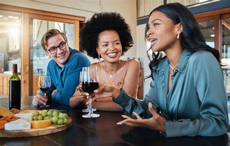 Personne charismatique en discussion lors d’un dîner