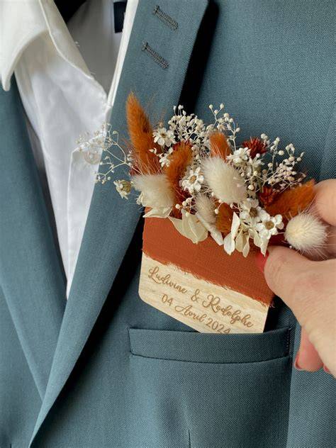marié boutonnière automnale terracotta feuillage