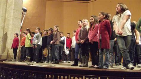 Enfants chantant lors spectacle musical