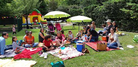Fête foraine familiale dans un parc communal
