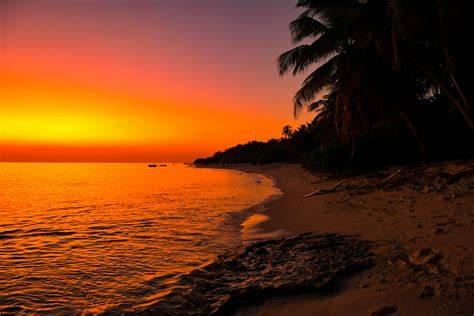 Plage tropicale de Krabi au coucher soleil