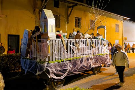 Chars décorés et fanfare Guggamusik