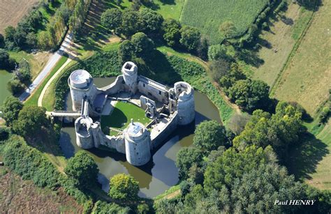 Château de la Hunaudaye au printemps