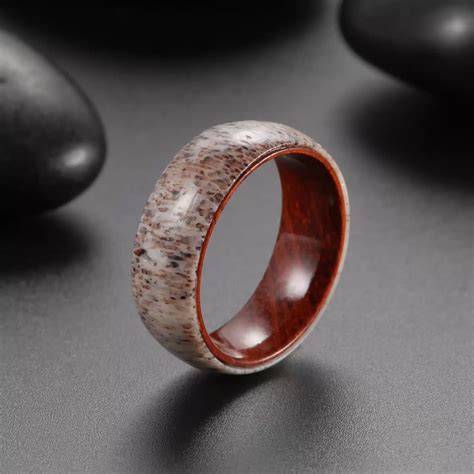 Gros plan bague fiançailles bois de cerf