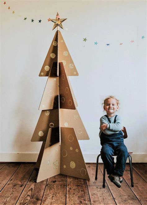 Grand sapin de Noël en carton décoré