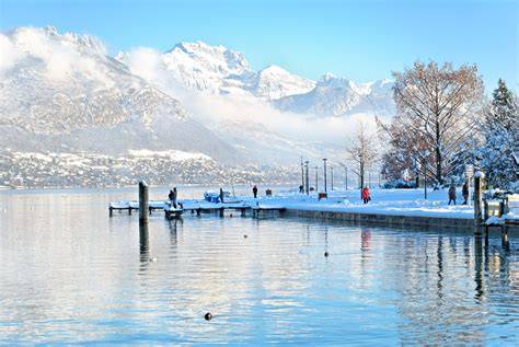 Annecy illuminée en hiver vue sur le lac