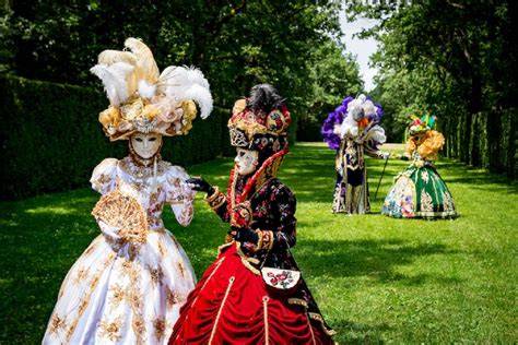 Costumes vénitiens masqués et maquillage artistique