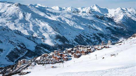 Vue aérienne des Menuires et vallée alpine