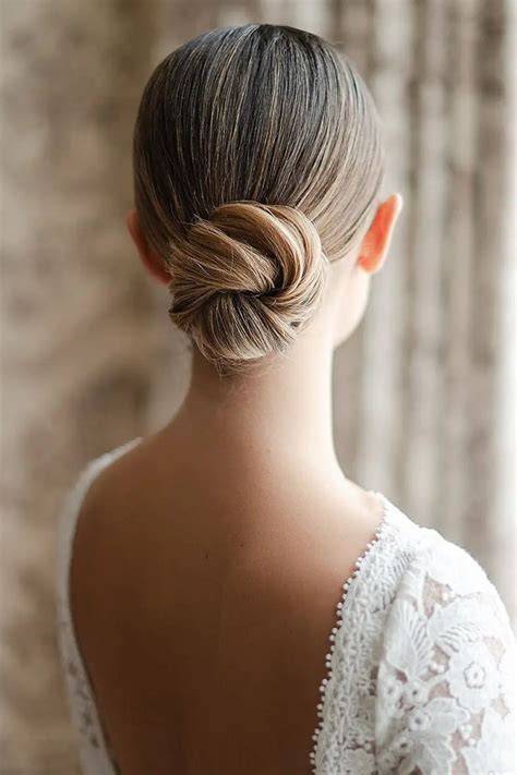 Chignon haut de mariée simple et élégant