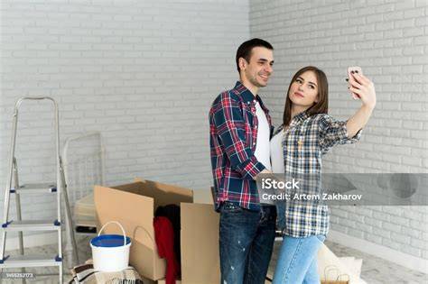 jeunes mariés dans un appartement nocturne