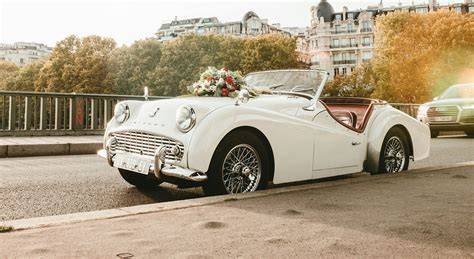 Voiture de mariage avec klaxon décoré