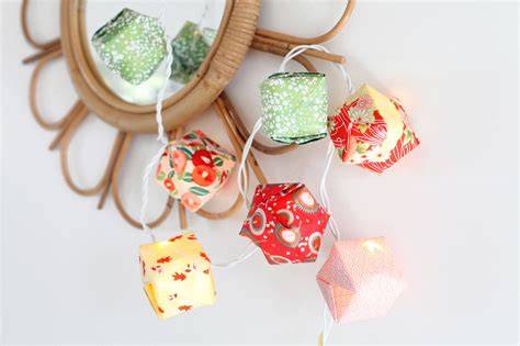 Guirlande lumineuse origami avec cubes colorés