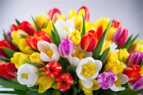 Bouquet de fleurs printanières œufs Pâques
