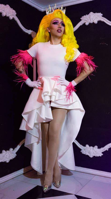 Drag queen en porte-jarretelles sur scène
