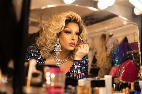 Performance drag queen lingerie et talons