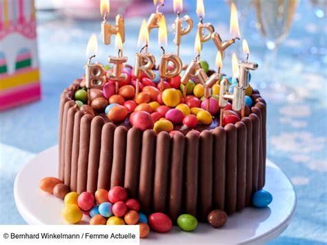 Table anniversaire multicolore avec gâteau