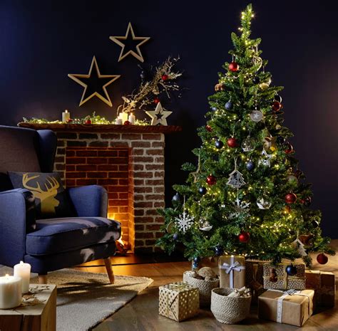 pied de sapin décoré avec cadeaux