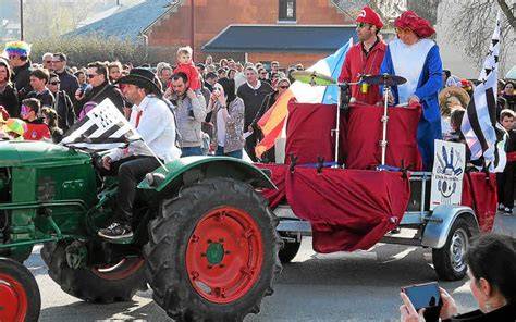 Défilé de carnaval avec musiciens et chars