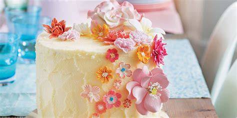 Gâteau de mariage avec décor fleurs en sucre
