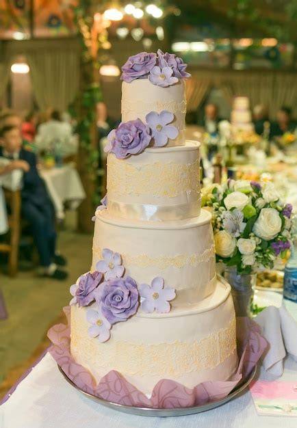 Gâteau de mariage traditionnel et moderne côte à côte