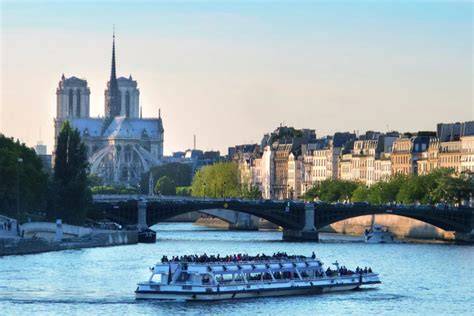 Paris illuminé depuis la Seine