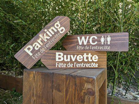 panneaux directionnels en bois pour réception