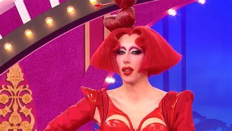 Drag queen et enfant sur une route américaine