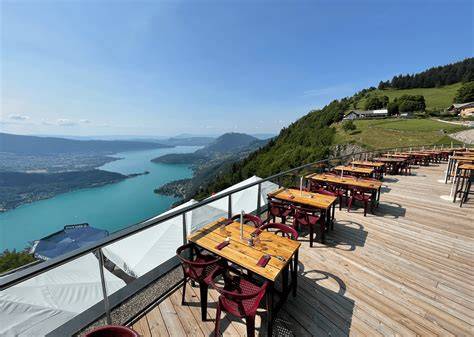 Terrasse de restaurant avec vue sur les Cévennes