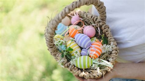 Chasse aux œufs de Pâques dans jardin