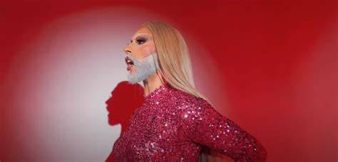 portrait de PICHE en scène drag français