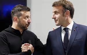 Emmanuel Macron serre des mains anciens combattants