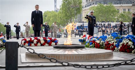 Poignée de main Macron cérémonie 8 mai