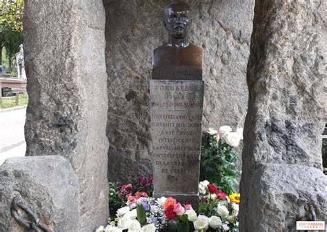 Tombe d’Allan Kardec et statue en forme de dolmen