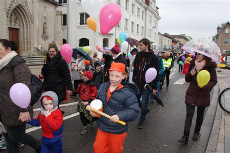 Défilé de carnaval dans les rues d’un village