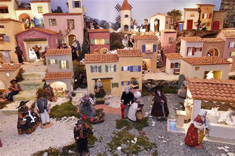 Crèches illuminées dans un village
