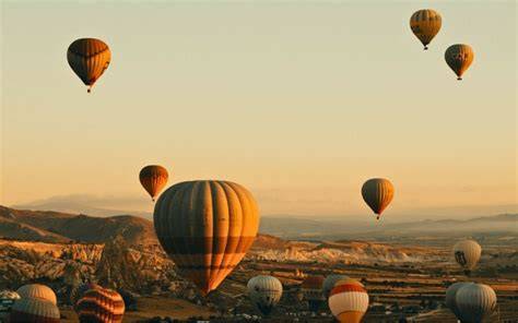Vol en montgolfière au lever du soleil