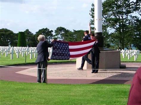 Cérémonie du drapeau américain à Colleville