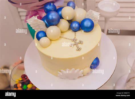Gâteau blanc de première communion avec croix
